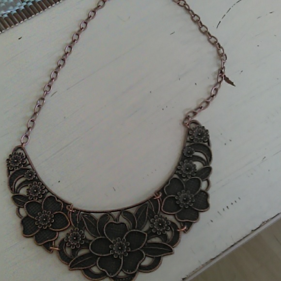 Copper finish short necklace - Picture 2 of 2